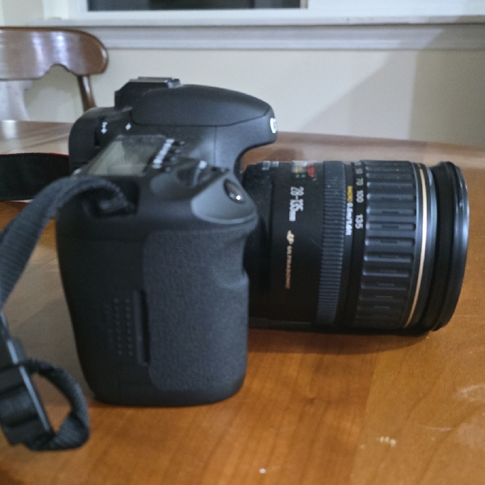 Canon EOS 7D camera body and Canon EF 28-135mm lens, with strap - Picture 6 of 9